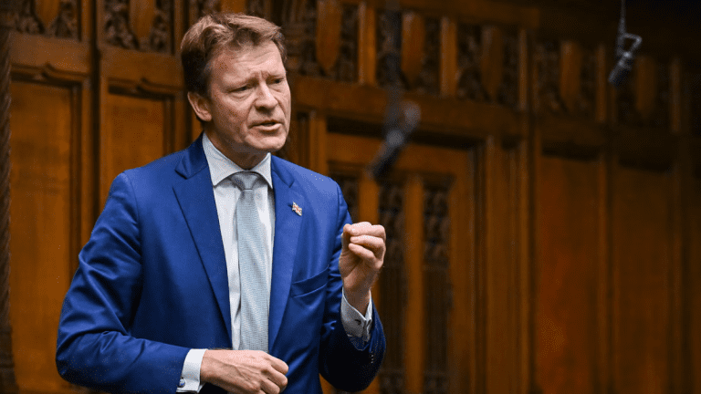 📉 Britain’s Green Future in Jeopardy—Reform UK Threatens to Rip Up Energy Contracts