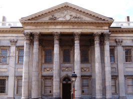 U.S. banks cut fossil fuel financing by 25% despite political pressure